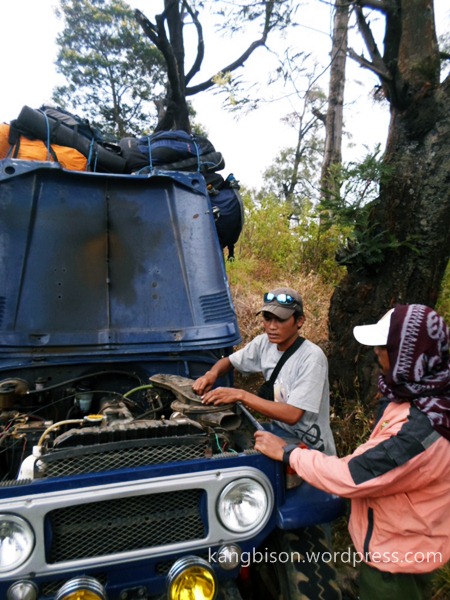 jeep rusak mogok menuju ranu pani pendakian gunung semeru mahameru
